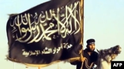 Бойовик у Сирії тримає чорний прапор джихаду 