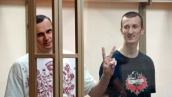 Олег Сенцов (слева) и Александр Кольченко в зале суда в Ростове-на-Дону в день приговора. 25 августа 2015 г. 