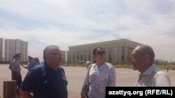 Жители Южно-Казахстанской области Абдырахман Касымбеков (слева), Айгуль Орынбек и Кыдырали Дуйсенбек на площади в городе Шымкенте. 21 мая 2018 года. 