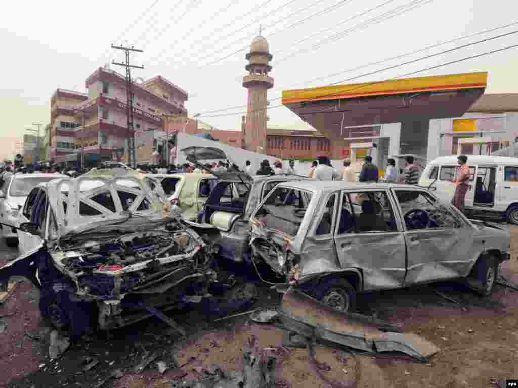Последствия взрывов у мечетей в Лахоре