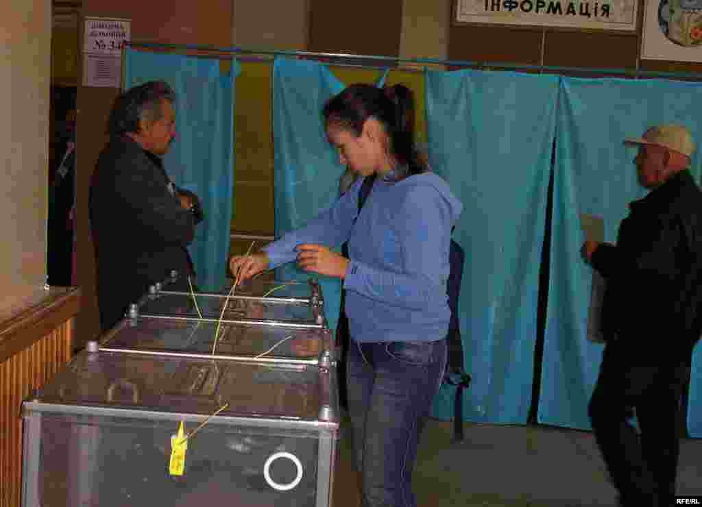 A woman casts a ballot in Dnipropetrovsk, in eastern Ukraine