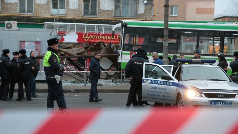 Автобус удри во автобуска станица во Москва, тројца повредени 