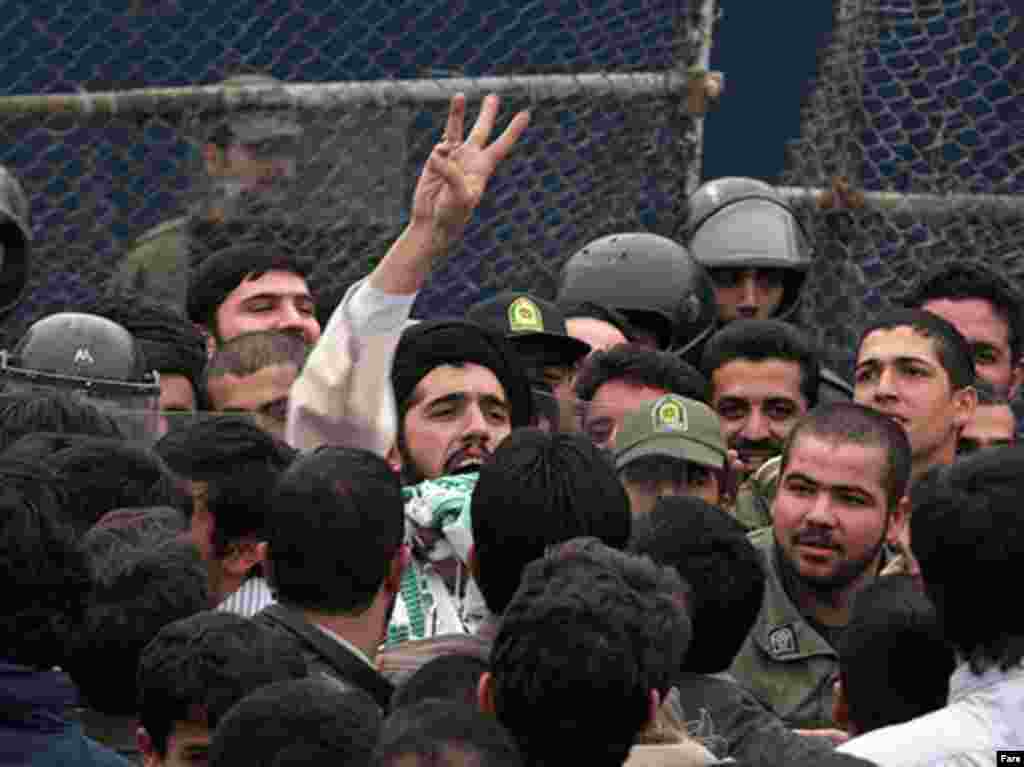 Iran,Hundreds of Iranian students crowded outside the British Embassy in Tehran, 04/01/2007