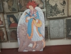 Ангел и Лев в учебном коридоре