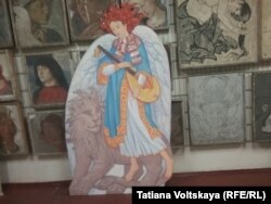 Ангел и Лев в учебном коридоре