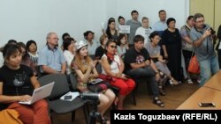 Заңгер Бауыржан Азановты қолдап баспасөз мәслихатына жиналған адвокаттар мен белсенділер. Алматы, 2 тамыз 2018 жыл. 