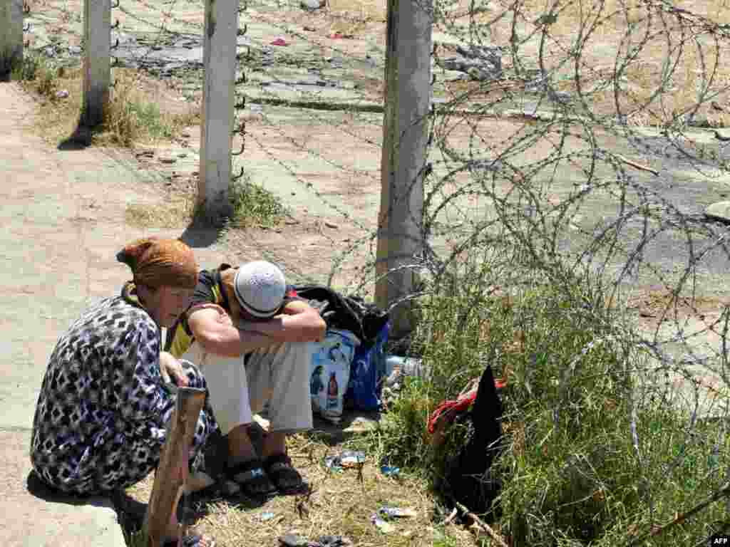 Қырғыз-өзбек шекарасындағы өзбек босқындары. 20 маусым 2010 жыл.