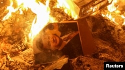 Портрет Януковича у горящего здания СБУ во Львове