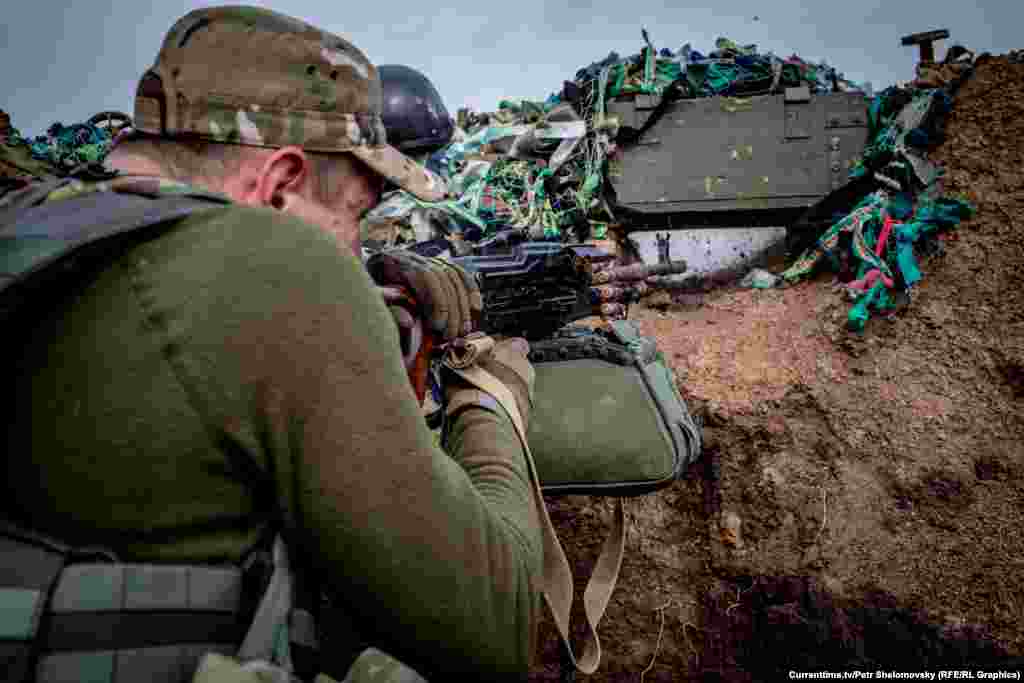 Боєць полку&nbsp;&laquo;Азов&raquo; стріляє з кулемета поблизу села Широкино. 18 квітня 2015 року