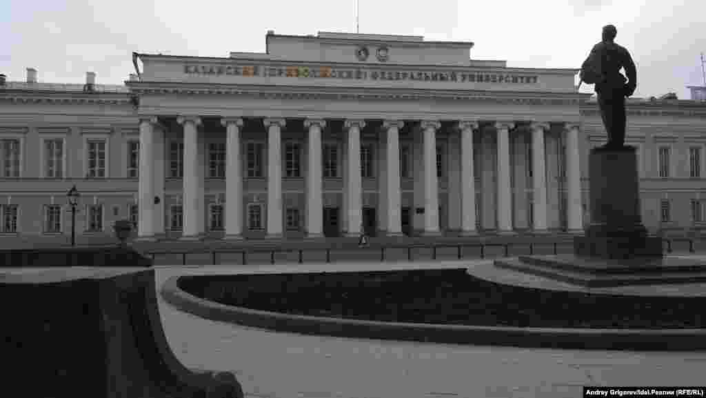 Казан федераль университетының төп бинасы каршындагы мәйдан