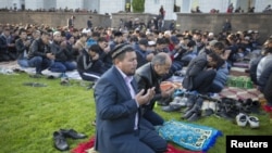 Мужчины молятся у центральной мечети в Алматы. 24 сентября 2015 года.