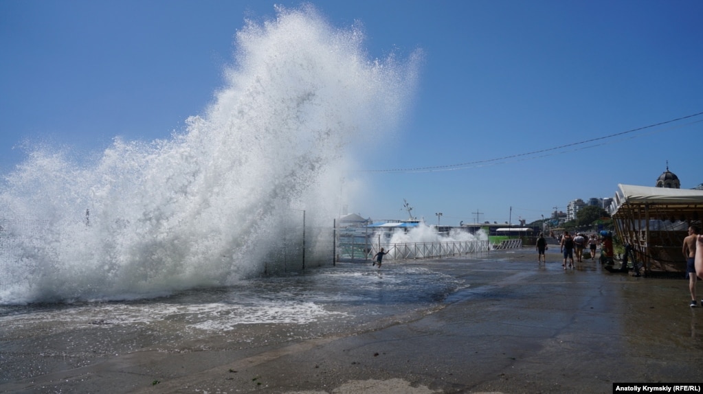 Але ось море серйозно штормило