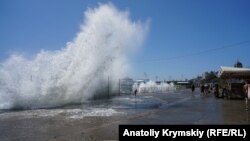 Ювілей Ялти під штормові бризки моря (фоторепортаж)