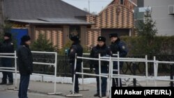 Қарулы шабуыл бойынша жабық тыңдау өтіп жатқан сотты күзетіп тұрған полиция қызметкерлері. Ақтөбе, 24 қазан 2016 жыл.