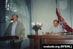Васіль Быкаў і Зянон Пазьняк. Сядзіба БНФ, 1995 г. Фота С. Навумчыка