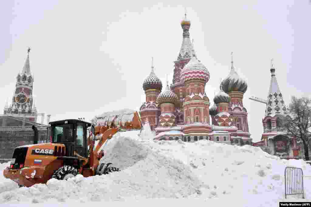 Бульдозеры вышли на Красную площадь.