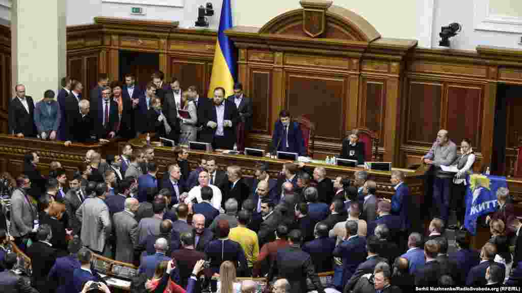 Іще до реєстрації народних депутатів у сесійній залі члени різних фракцій почали блокувати трибуну парламенту.