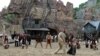 Spectacol public cu actori care încarnează atmosfera romanelor cu cowboys și indieni ale scriitorului german Karl May, în timpul festivalului dedicat acestuia în Bad Segeberg, Germania, 17 iunie 2011.