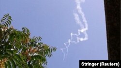 دود ناشی از شلیک دو موشک پاتریوت در آسمان صفد در شمال اسرائیل مشاهده شده است.