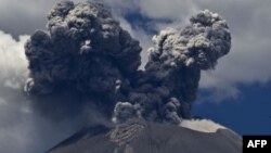 Облако пыли и дыма над вулканом. Иллюстративное фото. 