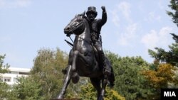 Вчера беше поставен споменикот на Питу Гули во паркот „Жена борец“, како дел од проектот Скопје 2014.