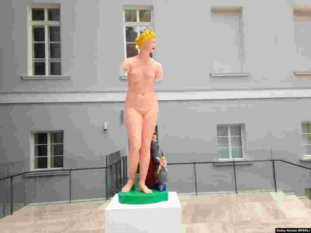 &nbsp;Новая Венера встречает посетителей в атриуме Главного штаба, где расположен главный проект &laquo;Манифесты&raquo;