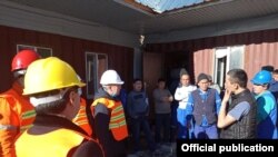 Өкмөттүн облустагы өкүлү Нурболот Мирзахмедов кенде иштеген жумушчулар менен жолугушуу учурунда.