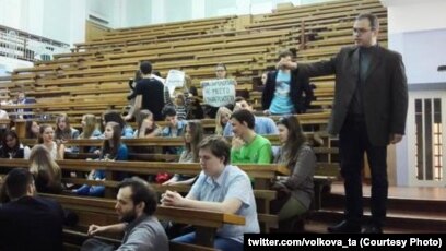 Anti Maidan Activist Booed By Moscow Students