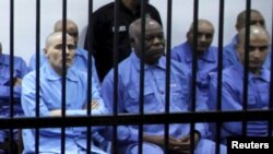 Abu Agila Mohammad Masud (al doilea din stânga) la o audiere într-untribunal de la Tripoli, 2014