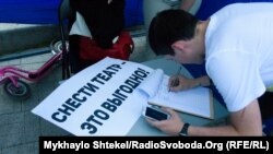 Одесит підписує жартівливу петицію про знесення Одеського оперного театру