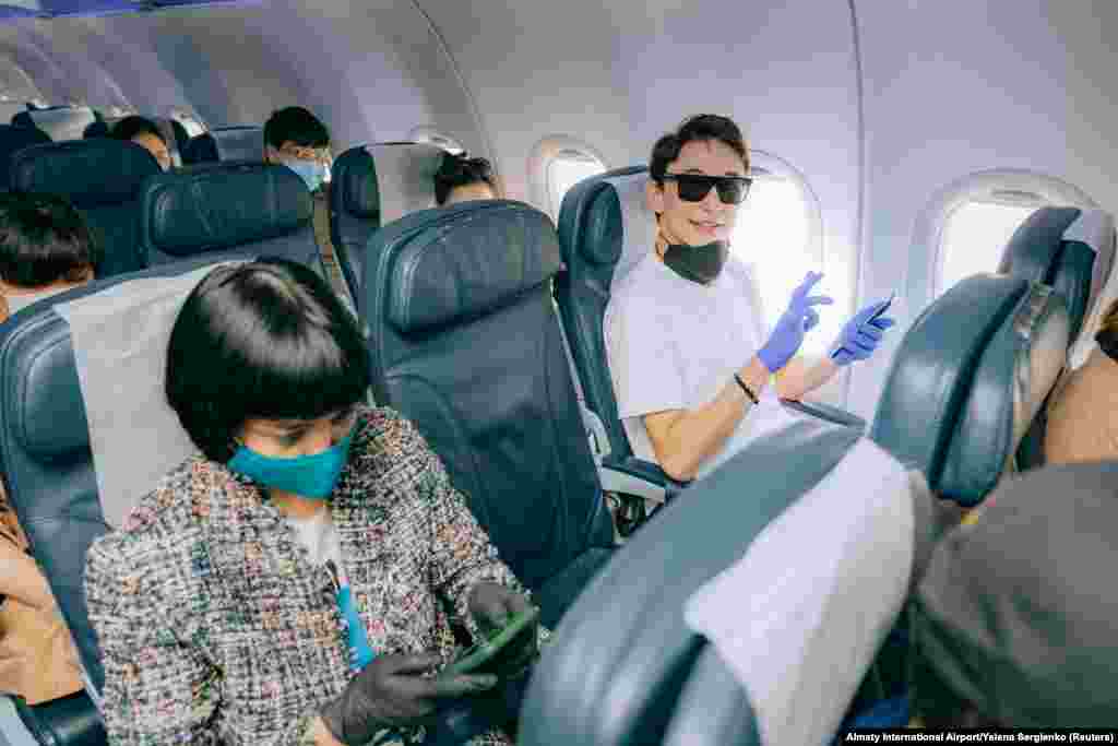 Патници на летот за Нур-Султан седат во авион пред полетувањето на меѓународниот аеродром Алмати, Казахстан, 1 мај 2020 година.