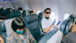 Пассажиры рейса Алматы — Нур-Султан в салоне самолета. Алматы, 1 мая 2020 года.