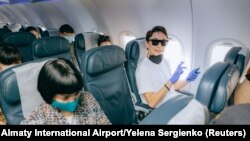 Алматыдан Нұр-Сұлтанға ұшқалы отырған жолаушылар. Алматы, Қазақстан. 1 мамыр 2020 жыл.