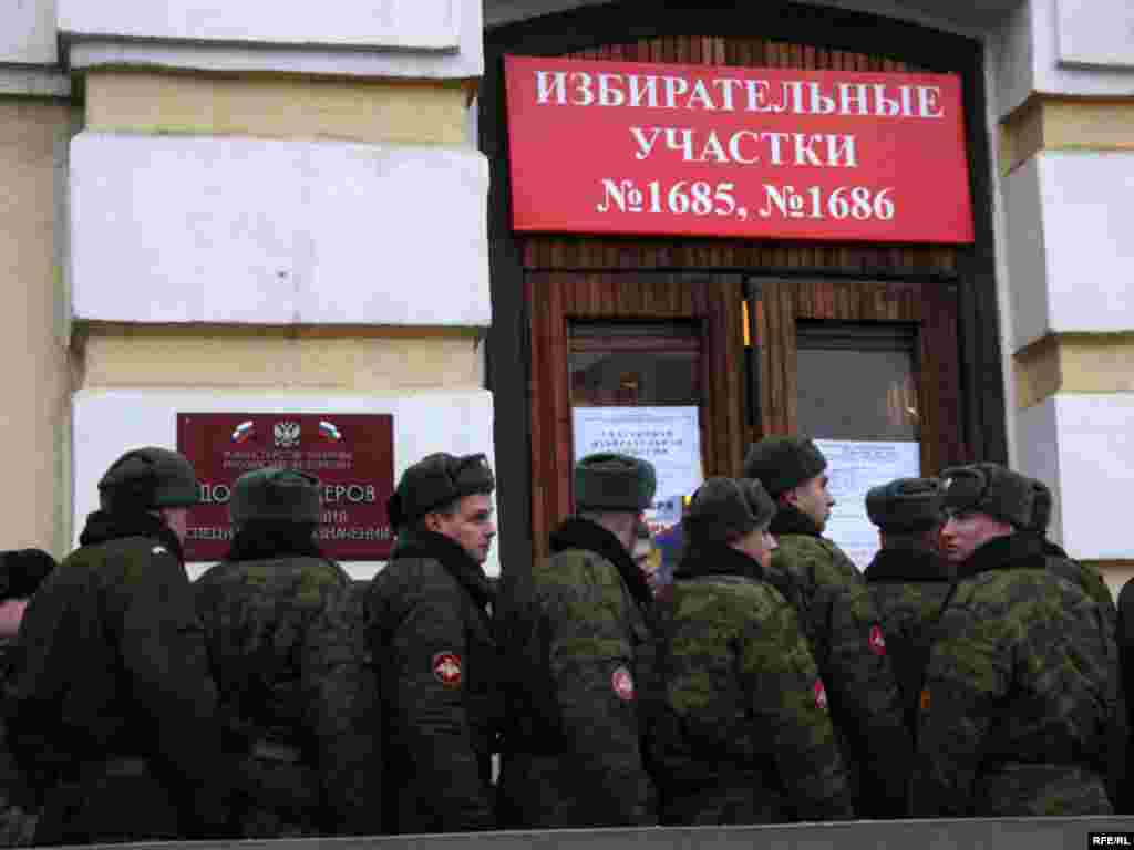 Военнослужащие пришли на избирательные участки к самому открытию. Москва, 2 декабря 2007 года