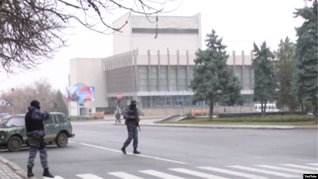 Неизвестные вооруженные люди в центре Луганска