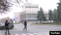 Вооруженные боевики на улице оккупированного Луганска