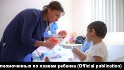 7-летняя Аиша Ажигова с Уполномоченной при президента РФ по правам ребенка Анной Кузнецовой