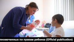 7-летняя Аиша Ажигова после операции с уполномоченным при президенте РФ по правам ребенка Анной Кузнецовой