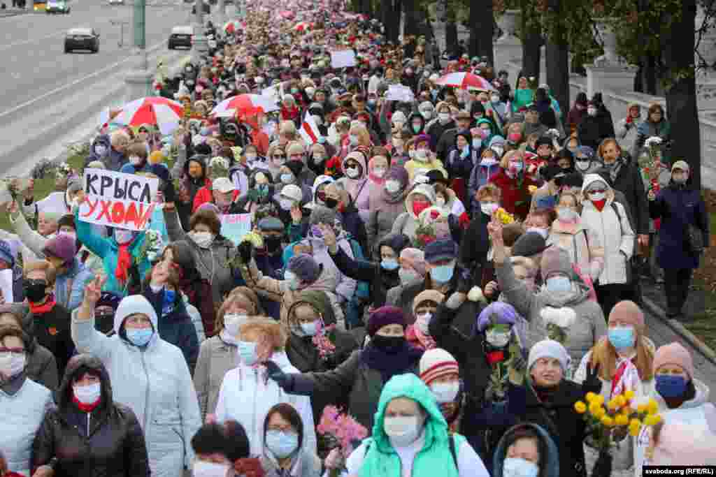 Учасники опозиційного маршу вийшли на площу Якуба Коласа у Мінську