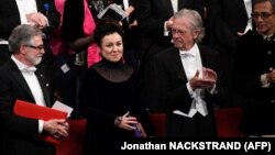 Австрийский писатель Петер Хандке (справа) среди других лауреатов.