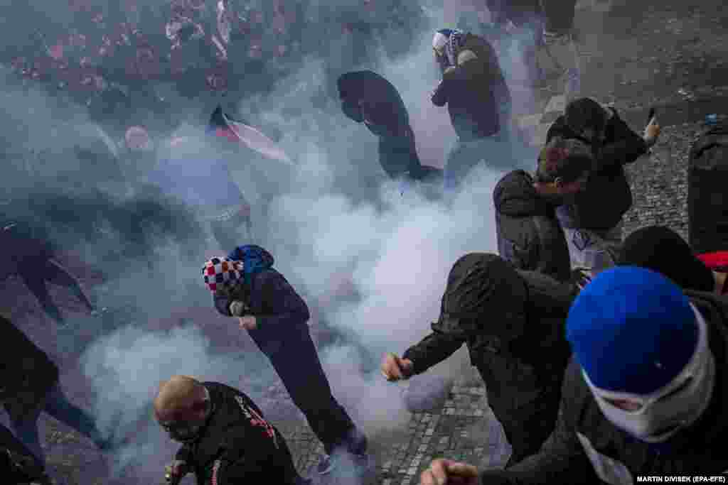 Чеська поліція застосувала сльозогінний газ та водяну гармату, щоб розігнати натовп сотень протестувальників, які напали на поліцейських після мітингу