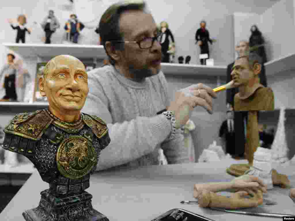 Мүсінші Владимир Ричкал "сауыт киген Путиннің" "бюстін" жасады. Мәскеу, 22 ақпан 2012 жыл. 