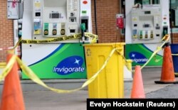 Një pompë benzine në Uashington të SHBA-së e rrethuar me shirita, për të treguar se ka mungesë të benzinës. 14 maj 2021.