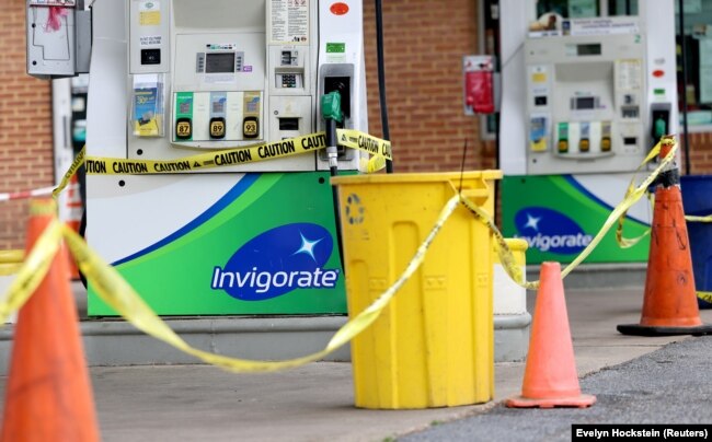 Një pompë benzine në Uashington të SHBA-së e rrethuar me shirita, për të treguar se ka mungesë të benzinës. 14 maj 2021.