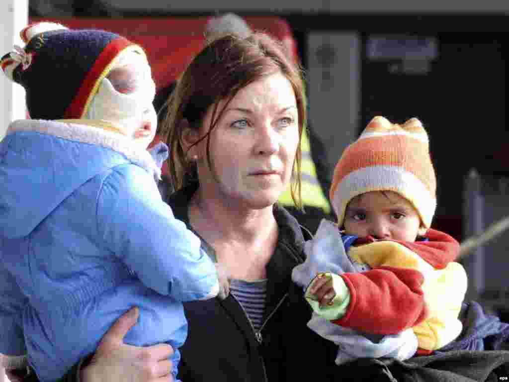 Njemačka, Hamburg - Osamdesettroje ranjene avganistanske djece, u uzrastu izmedju 18 mjeseci i 16 godina, prebačeno je u Hamburg gdje se organizacija ¨Djeca nas trebaju¨pobrinula da dobiju odgovarajući medicinski tretman. To je bila treća akcija ove vrste.