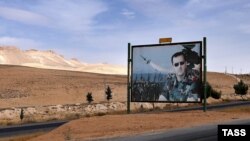 Білборд з выявай прэзыдэнта Сырыі Башара аль-Асада на дарозе з Дамаска ў Хомс. 13 кастрычніка 2015 году