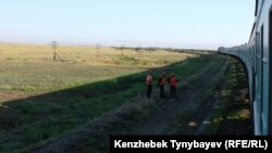 Рабочие у пассажирского железнодорожного состава. Иллюстративное фото.