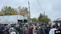 Օկուպացված Օլեշկիի բնակիչներն ավտոբուսների մոտ սպասում են տարհանման, Խերսոն, Ուկրաինա, 30-ը հոկտեմբերի, 2026թ. 