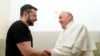 Президент України Володимир Зеленський (ліворуч) зустрічається з папою Римським Франциском під час саміту G7 в Італії, 14 червня 2024 року