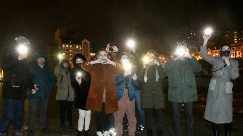 Сторонники Навального проводят флешмобы с фонариками – «Любовь сильнее страха»